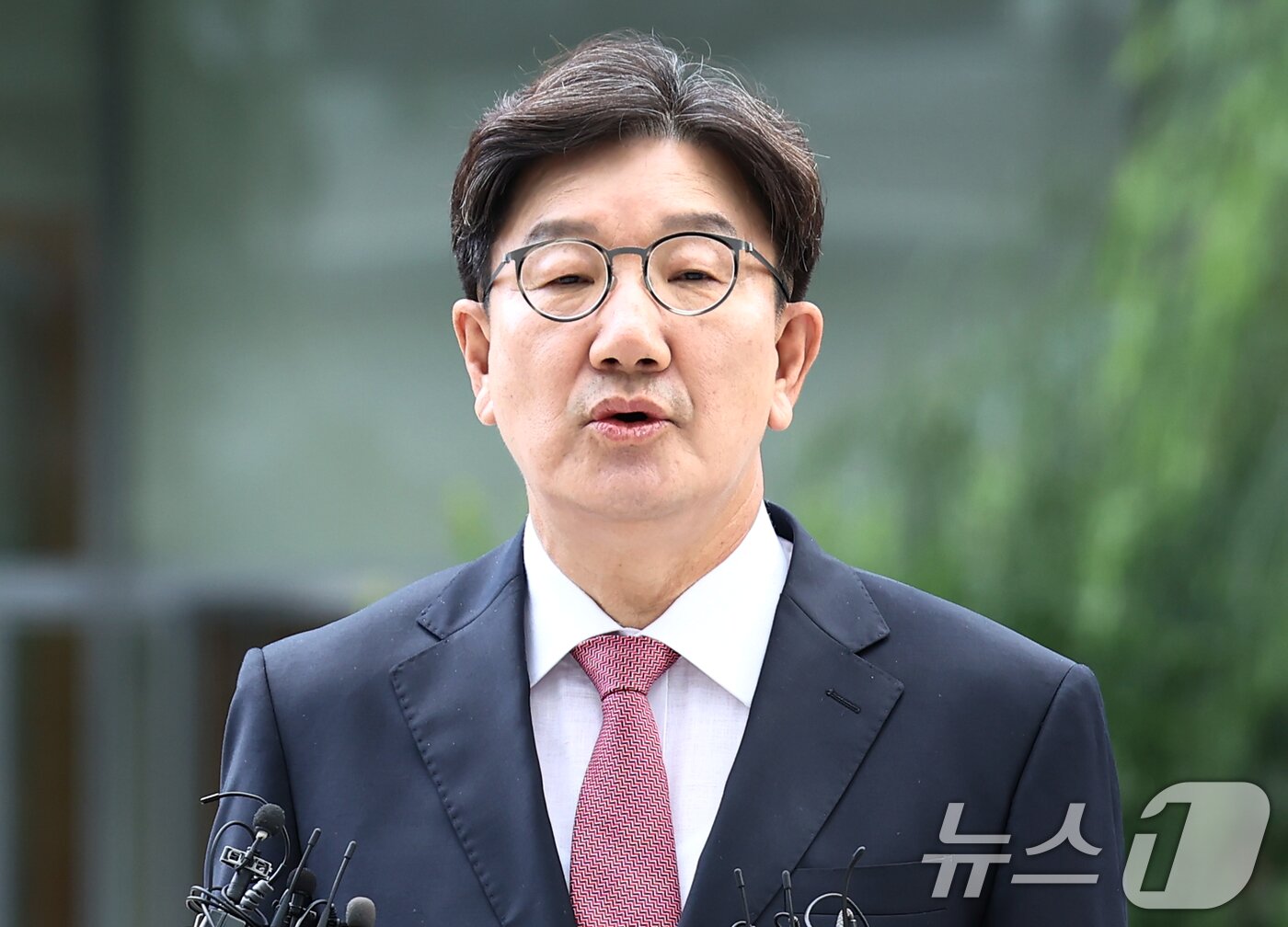 본문 이미지 - 권성동 국민의힘 의원이 27일 오전 서울 종로구에 마련된 김건희 특검팀(특별검사 민중기) 사무실로 통일교 부정 청탁 의혹 관련 조사를 받기 위해 출석하며 취재진 질의에 답변하고 있다. 2025.8.27/뉴스1 ⓒ News1 김민지 기자