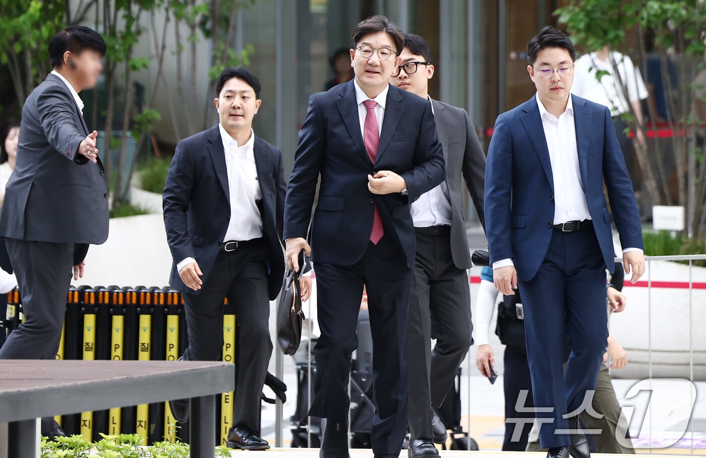 본문 이미지 - 권성동 국민의힘 의원이 27일 오전 서울 종로구에 마련된 김건희 특검팀(특별검사 민중기) 사무실로 통일교 부정 청탁 의혹 관련 조사를 받기 위해 출석하고 있다. 2025.8.27/뉴스1 ⓒ News1 김민지 기자