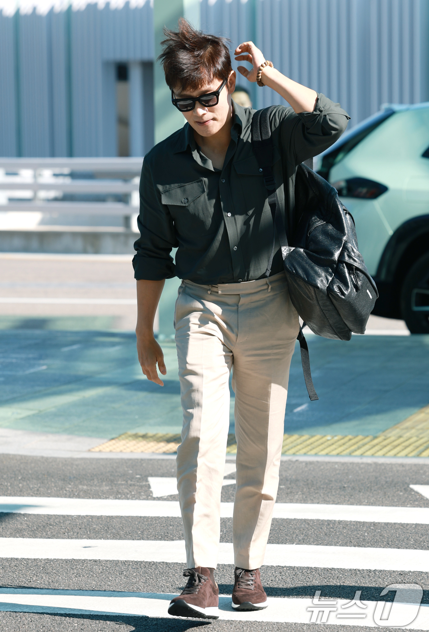 (인천공항=뉴스1) 권현진 기자 = 배우 이병헌이 베니스국제영화제 참석을 위해 27일 오전 인천국제공항을 통해 파리로 출국하고 있다. 2025.8.27/뉴스1