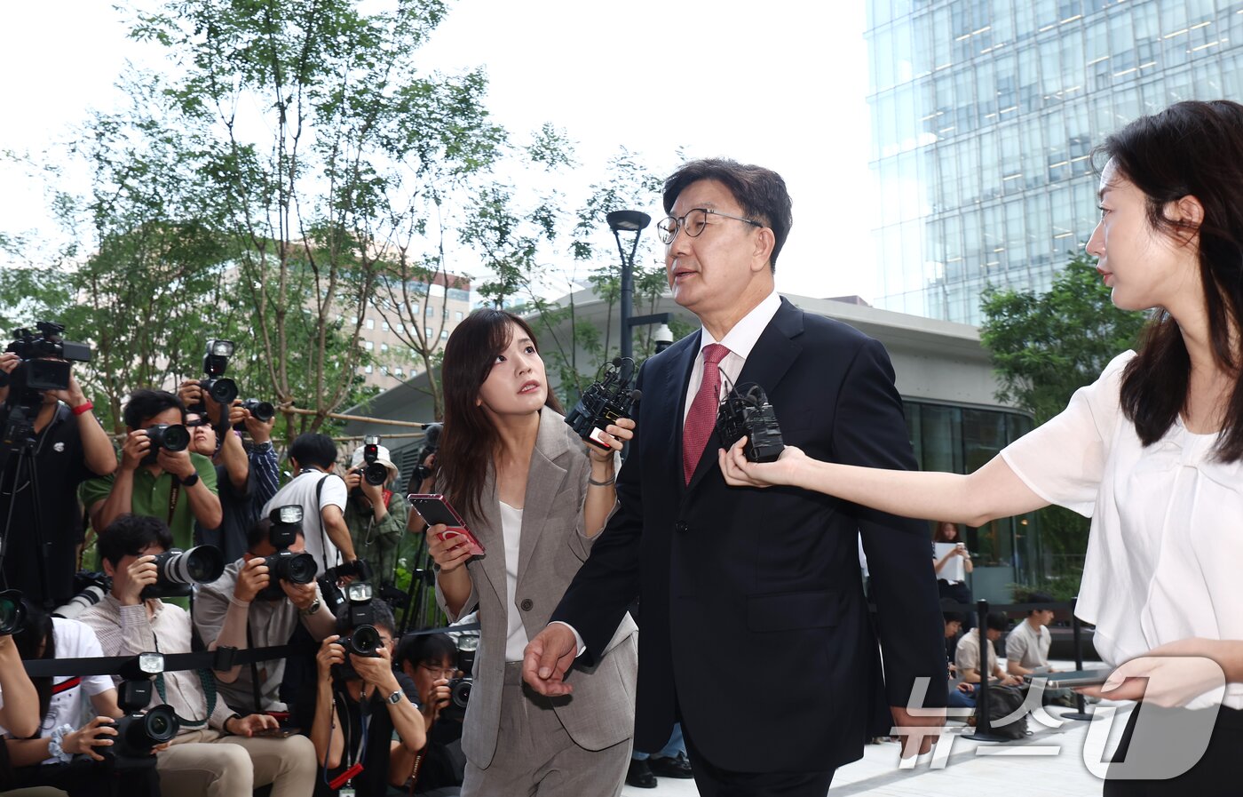본문 이미지 - 권성동 국민의힘 의원이 27일 오전 서울 종로구에 마련된 김건희 특검팀&#40;특별검사 민중기&#41; 사무실로 통일교 부정 청탁 의혹 관련 조사를 받기 위해 출석하고 있다. 2025.8.27/뉴스1 ⓒ News1 김민지 기자