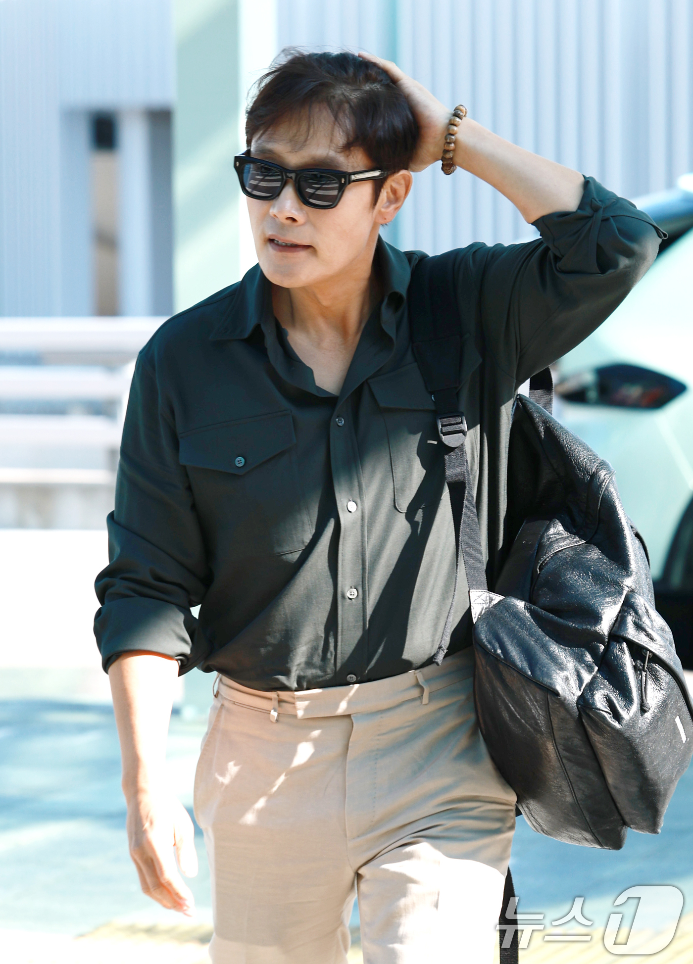 (인천공항=뉴스1) 권현진 기자 = 배우 이병헌이 베니스국제영화제 참석을 위해 27일 오전 인천국제공항을 통해 파리로 출국하고 있다. 2025.8.27/뉴스1