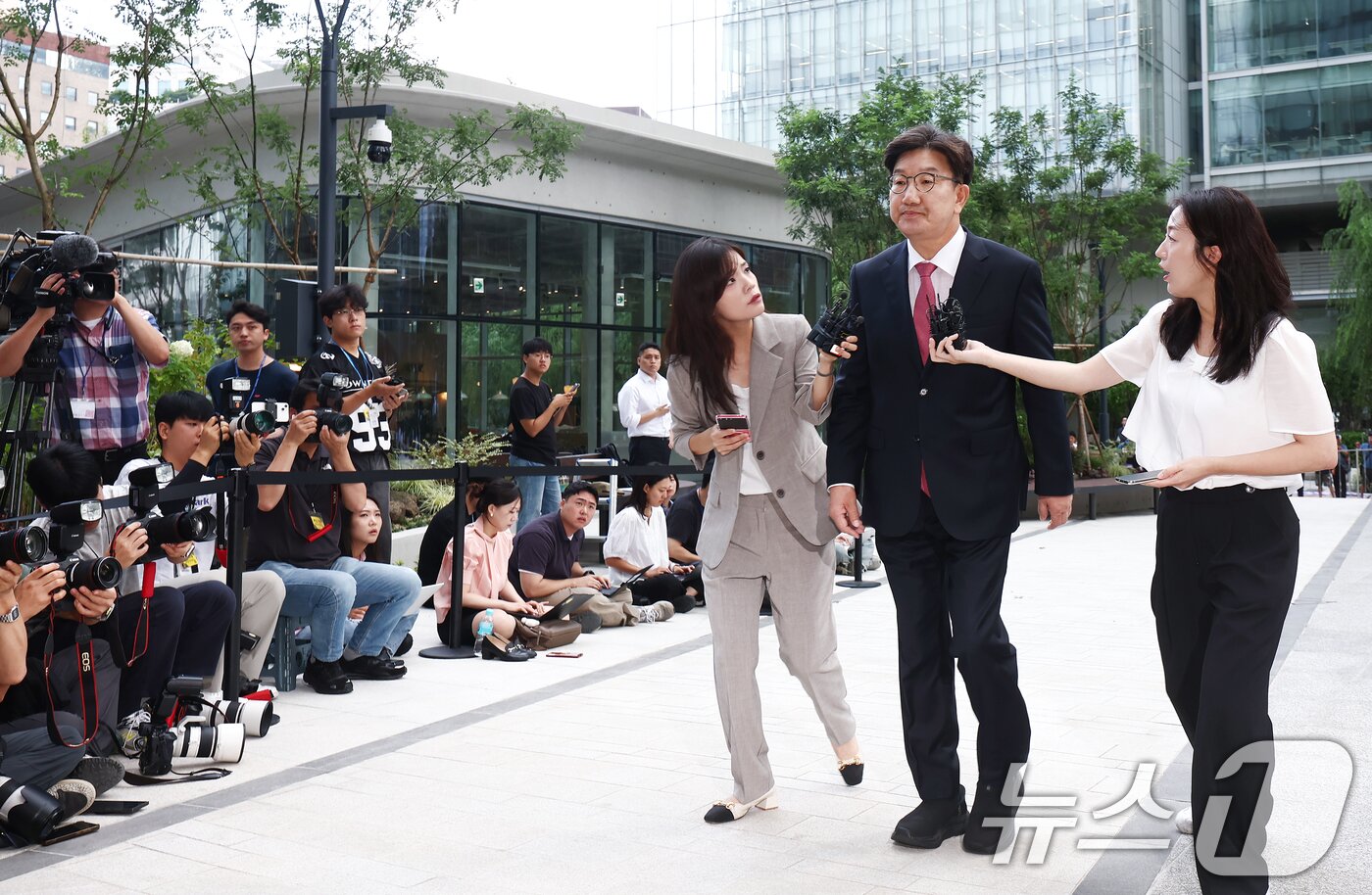 본문 이미지 - 권성동 국민의힘 의원이 27일 오전 서울 종로구에 마련된 김건희 특검팀(특별검사 민중기) 사무실로 통일교 부정 청탁 의혹 관련 조사를 받기 위해 출석하고 있다. 2025.8.27/뉴스1 ⓒ News1 김민지 기자