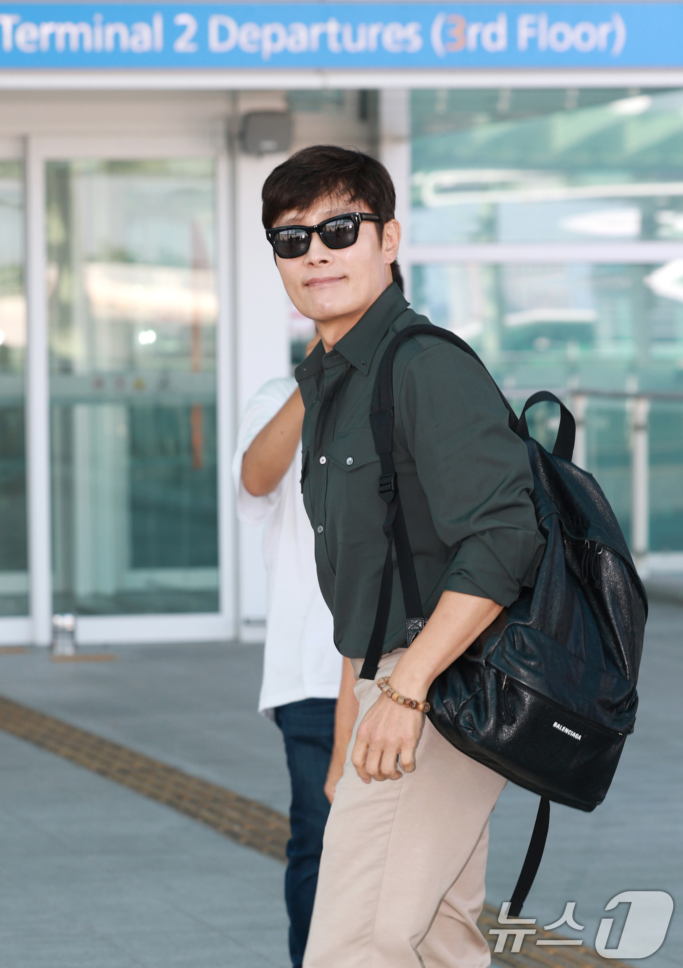 (인천공항=뉴스1) 권현진 기자 = 배우 이병헌이 베니스국제영화제 참석을 위해 27일 오전 인천국제공항을 통해 파리로 출국하고 있다. 2025.8.27/뉴스1