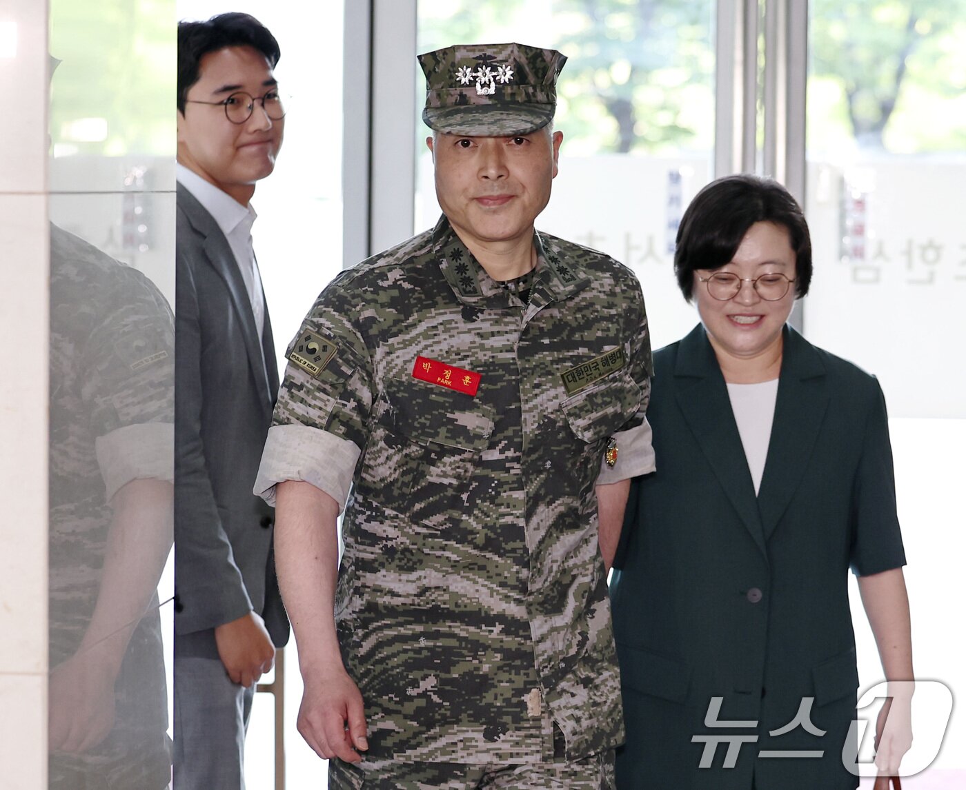 본문 이미지 - 박정훈 해병대수사단장이 27일 오전 서울 서초구 &#39;순직 해병 특검&#39;&#40;이명현 특별검사&#41; 사무실에서 4차 참고인 조사를 받기 위해 출석하고 있다. 2025.8.27/뉴스1 ⓒ News1 구윤성 기자