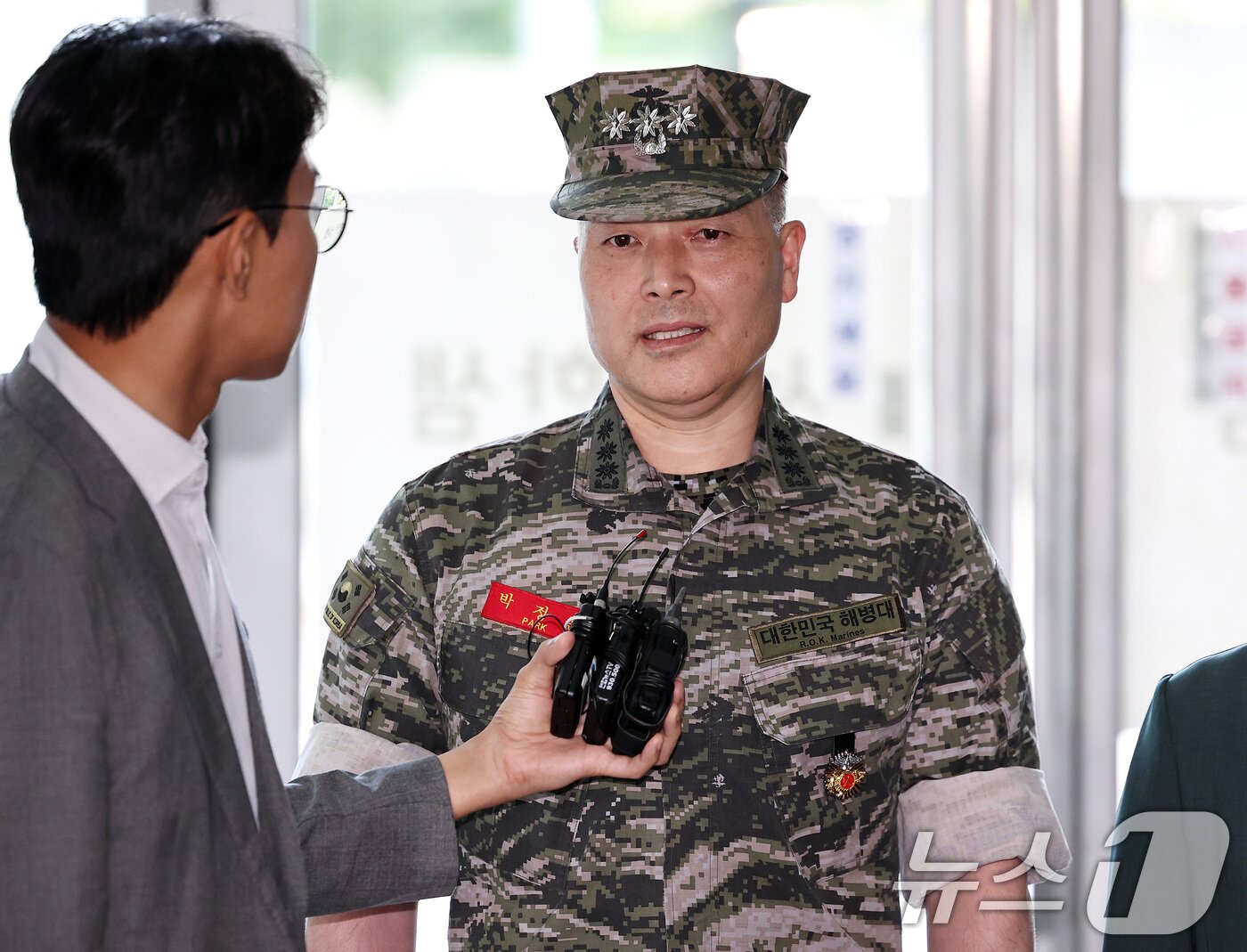 본문 이미지 - 박정훈 해병대수사단장이 27일 오전 서울 서초구 &#39;순직 해병 특검&#39;&#40;이명현 특별검사&#41; 사무실에서 4차 참고인 조사를 받기 위해 출석하며 취재진의 물음에 답하고 있다. 2025.8.27/뉴스1 ⓒ News1 구윤성 기자