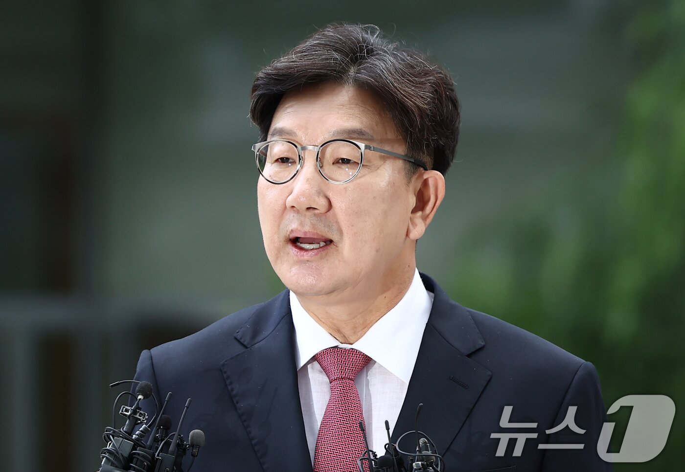 본문 이미지 - 권성동 국민의힘 의원이 27일 오전 서울 종로구에 마련된 김건희 특검팀(특별검사 민중기) 사무실로 통일교 부정 청탁 의혹 관련 조사를 받기 위해 출석하며 취재진 질의에 답변하고 있다. 2025.8.27/뉴스1 ⓒ News1 김민지 기자