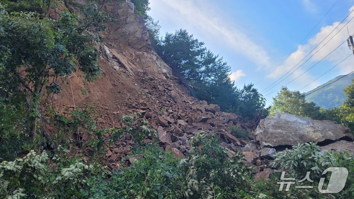 본문 이미지 - 27일 오전 춘천 북산면 추전리 산 35-3에서 낙석이 발생했다.(춘천시 제공. 재판매 및 DB금지)/뉴스1