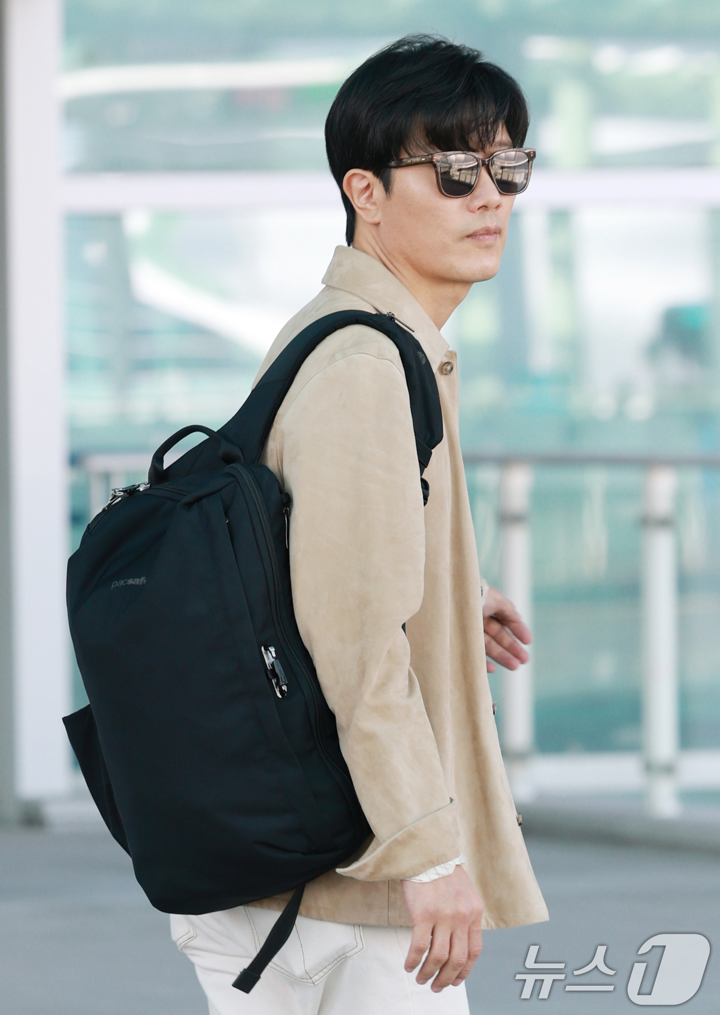 (인천공항=뉴스1) 권현진 기자 = 배우 박희순이 베니스국제영화제 참석을 위해 27일 오전 인천국제공항을 통해 파리로 출국하고 있다. 2025.8.27/뉴스1