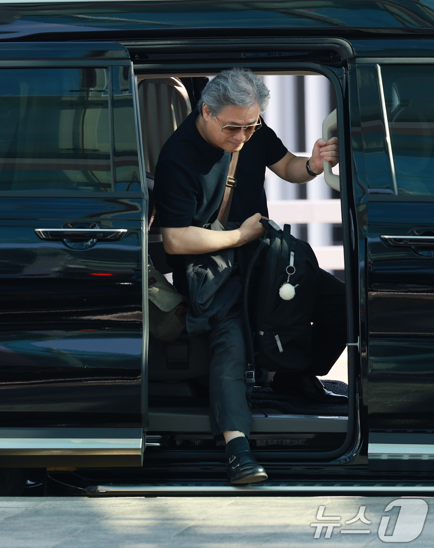 (인천공항=뉴스1) 권현진 기자 = 박찬욱 감독이 베니스국제영화제 참석을 위해 27일 오전 인천국제공항에 도착해 차에서 내리고 있다. 그가 든 백팩에 앙증맞은 키링이 눈길을 끈다. …