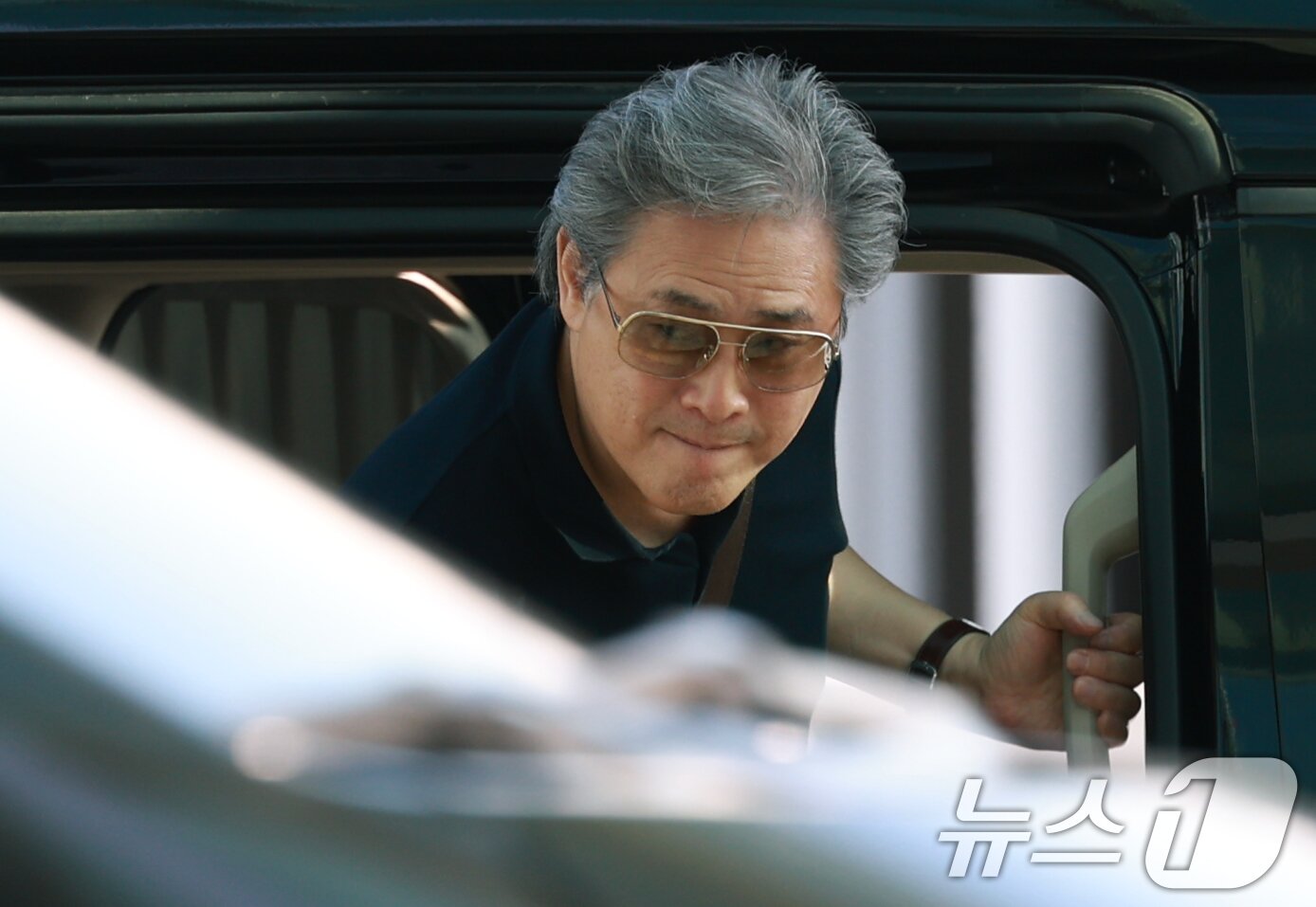 본문 이미지 - 박찬욱 감독이 베니스국제영화제 참석을 위해 27일 오전 인천국제공항에 도착해 차에서 내리고 있다. ⓒ News1 권현진 기자