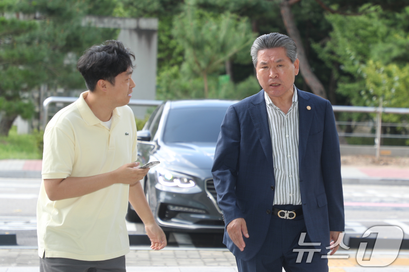 (청주=뉴스1) 김용빈 기자 = 김영환 충북지사에게 해외출장 경비 명목으로 금품을 건넨 혐의를 받는 윤현우 충북체육회장이 27일 청주시 충북경찰청에 출석하며 취재진 질문에 답하고 …