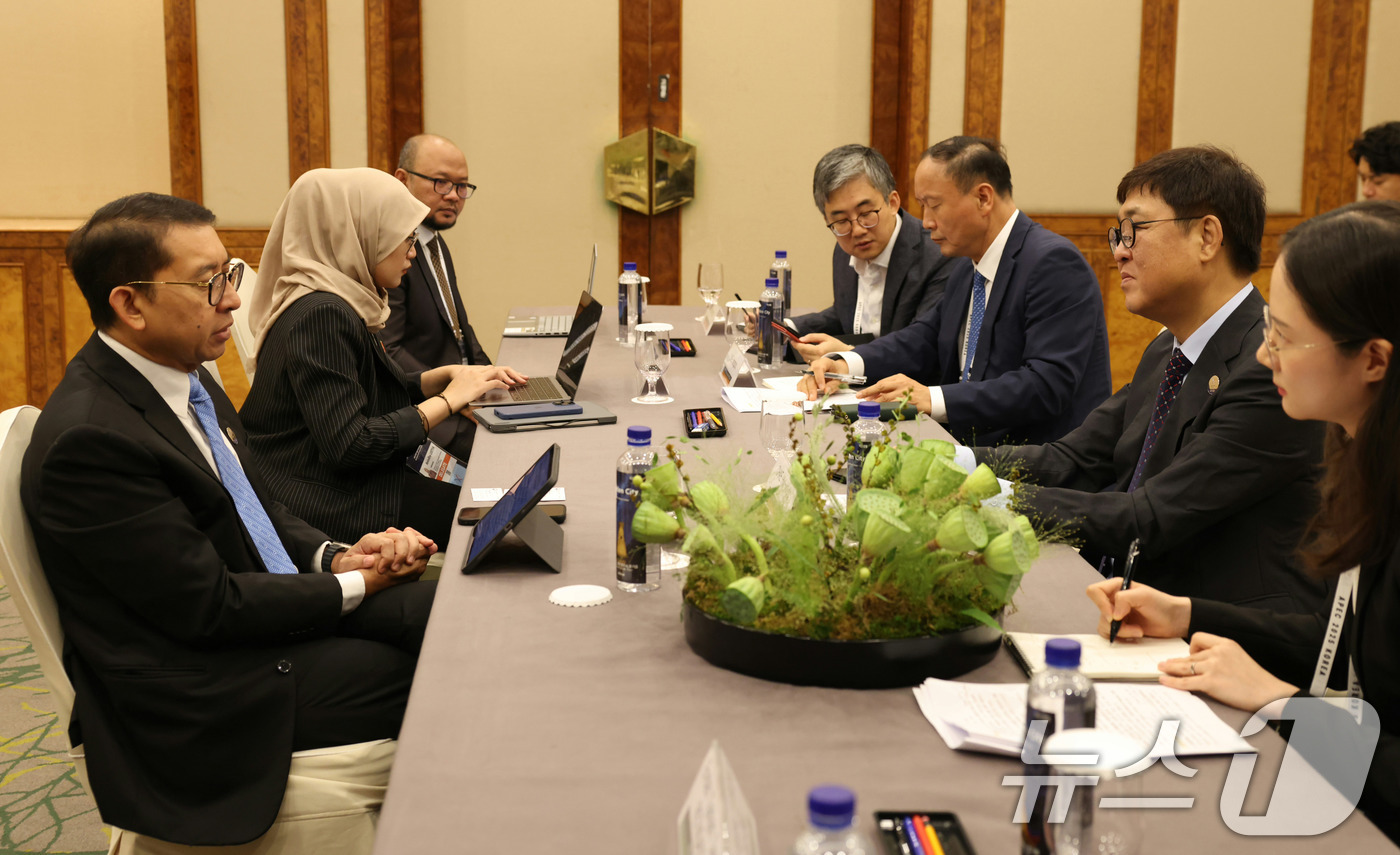 (서울=뉴스1) = 최휘영 문화체육관광부 장관이 27일 경북 경주 힐튼호텔에서 열린 'APEC 문화산업고위급대화'에서 파들리 존 인도네시아 문화부 장관과 양자회담을 하고 있다. ( …