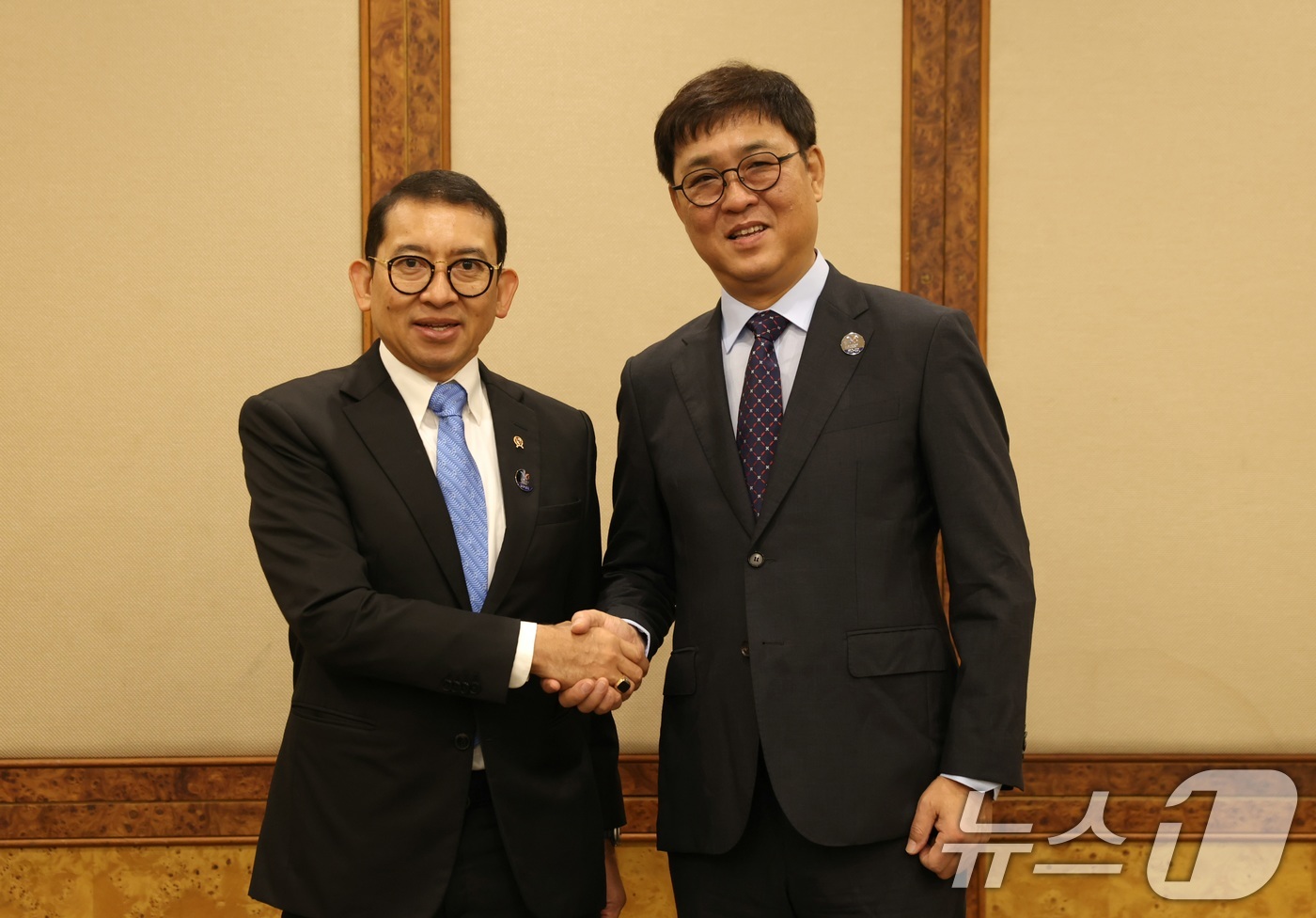 (서울=뉴스1) = 최휘영 문화체육관광부 장관이 27일 경북 경주 힐튼호텔에서 열린 'APEC 문화산업고위급대화'에서 파들리 존 인도네시아 문화부 장관과 양자회담 후 기념 촬영을 …