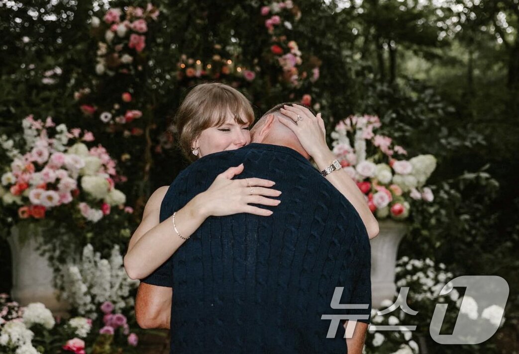 본문 이미지 - 팝스타 테일러 스위프트가 26일&#40;현지시간&#41; 연인인 미국프로풋볼&#40;NFL&#41; 선수 트래비스 켈시와 약혼을 발표했다. &#40;테일러 스위프트 인스타그램. 재판매 및 DB금지&#41; 2025.8.27/뉴스1 ⓒ News1