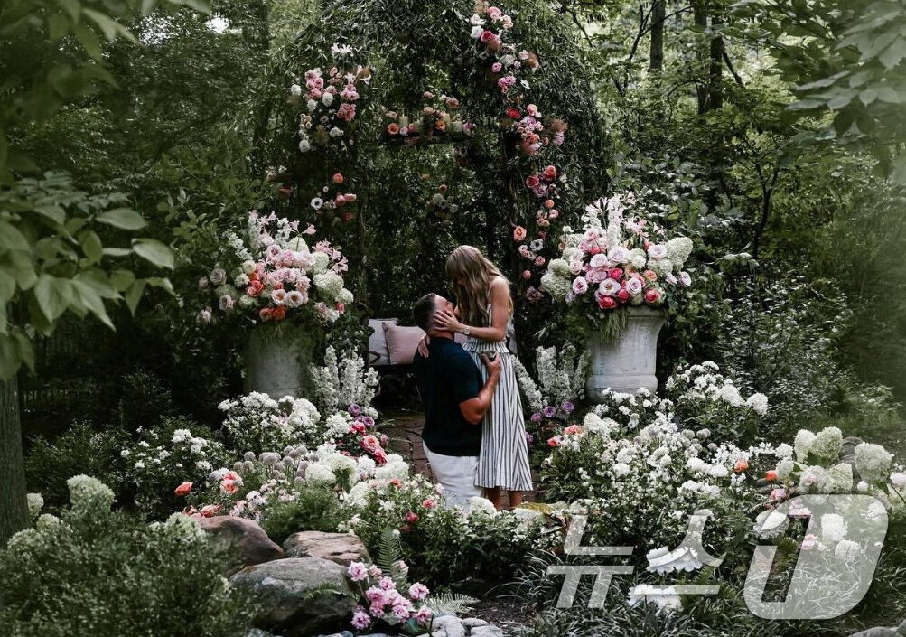 본문 이미지 - 팝스타 테일러 스위프트가 26일&#40;현지시간&#41; 연인인 미국프로풋볼&#40;NFL&#41; 선수 트래비스 켈시와 약혼을 발표했다. &#40;테일러 스위프트 인스타그램. 재판매 및 DB금지&#41; 2025.8.27/뉴스1 ⓒ News1