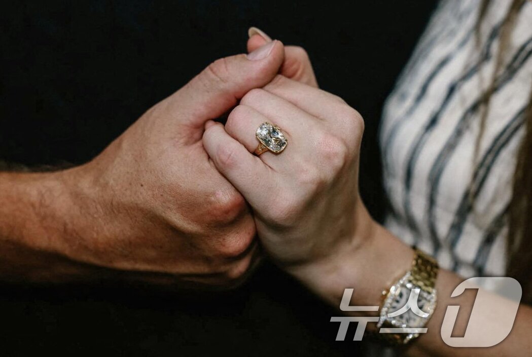 본문 이미지 - 인스타에 공개된 테일러 스위프트의 약혼 반지 &#40;테일러 스위프트 인스타그램. 재판매 및 DB금지&#41; 2025.8.27/뉴스1 ⓒ News1