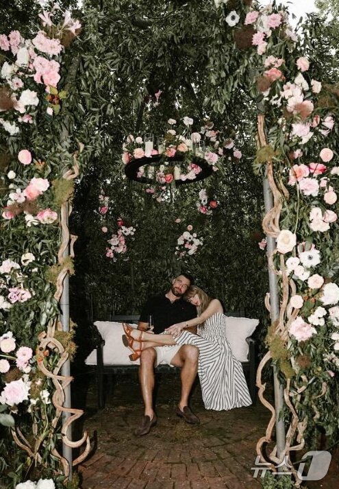 본문 이미지 - 팝스타 테일러 스위프트가 26일&#40;현지시간&#41; 연인인 미국프로풋볼&#40;NFL&#41; 선수 트래비스 켈시와 약혼을 발표했다. &#40;테일러 스위프트 인스타그램. 재판매 및 DB금지&#41; 2025.8.27/뉴스1 ⓒ News1