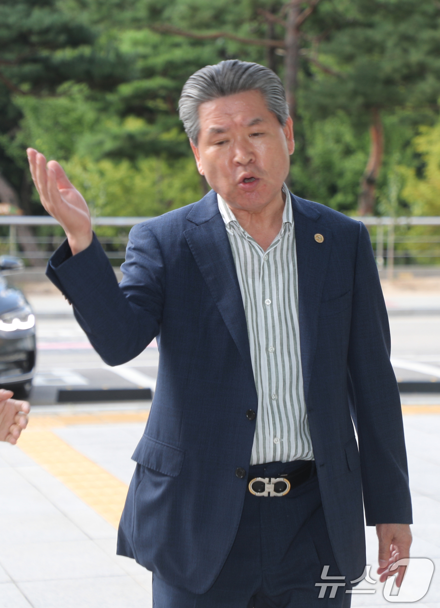 (청주=뉴스1) 김용빈 기자 = 김영환 충북지사에게 해외출장 경비 명목으로 금품을 건넨 혐의를 받는 윤현우 충북체육회장이 27일 청주시 충북경찰청에 출석하며 취재진 질문에 답하고 …