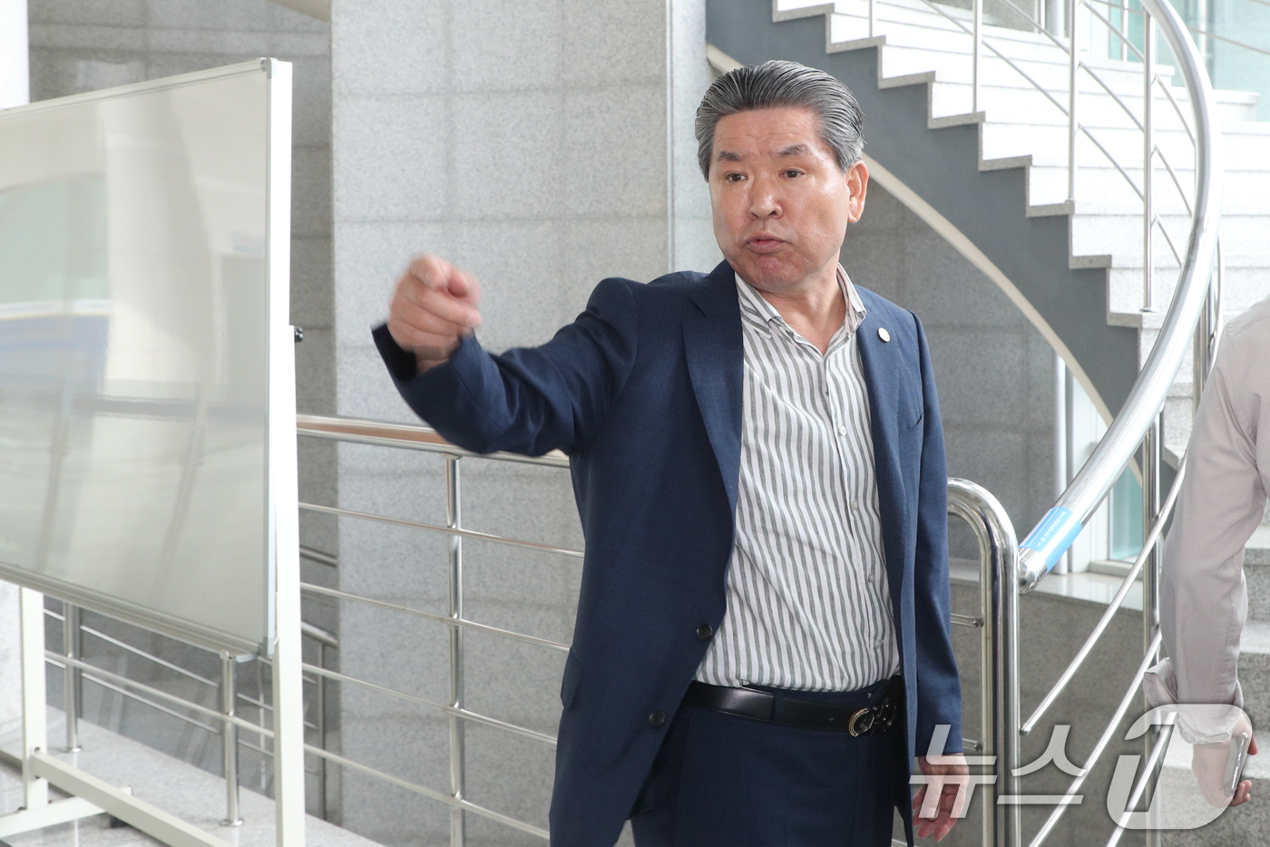 (청주=뉴스1) 김용빈 기자 = 김영환 충북지사에게 해외출장 경비 명목으로 금품을 건넨 혐의를 받는 윤현우 충북체육회장이 27일 청주시 충북경찰청에 출석하며 취재진 질문에 답하고 …