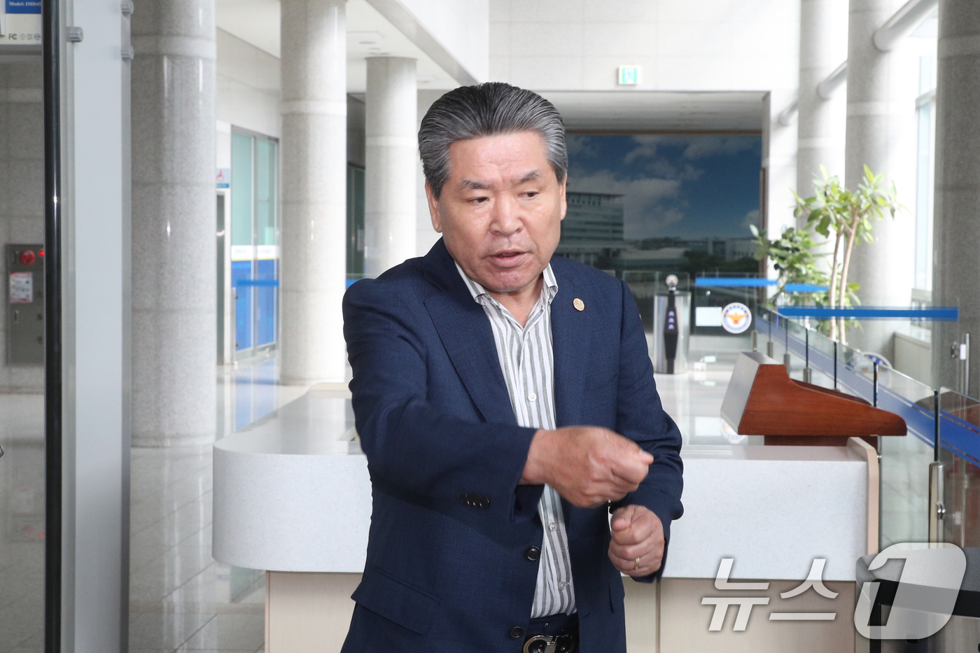 (청주=뉴스1) 김용빈 기자 = 김영환 충북지사에게 해외출장 경비 명목으로 금품을 건넨 혐의를 받는 윤현우 충북체육회장이 27일 청주시 충북경찰청으로 출석하며 취재진 질문에 답하고 …