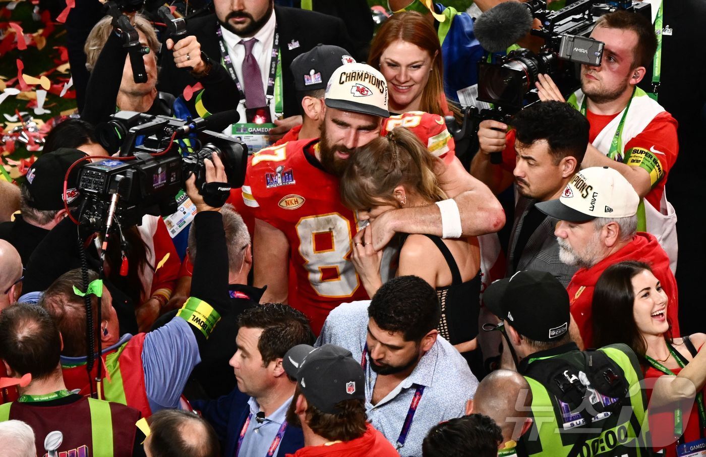 본문 이미지 - 지난 2024년 2월 11일 미국 네바다주 라스베이거스 얼리전트스타디움에서 열린 제58회 슈퍼볼 경기에서 테일러 스위프트와 미식축구 트래비스 켈시가 포옹 하고 있다. ⓒ AFP=뉴스1