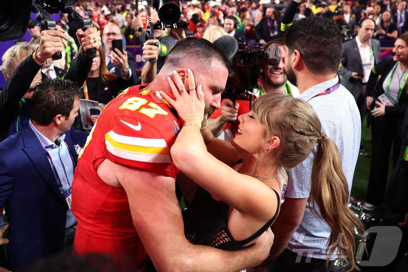 본문 이미지 - 지난 2024년 2월 11일 미국 네바다주 라스베이거스 얼리전트스타디움에서 열린 제58회 슈퍼볼 경기에서 테일러 스위프트와 미식축구 트래비스 켈시가 포옹 하고 있다.  ⓒ AFP=뉴스1