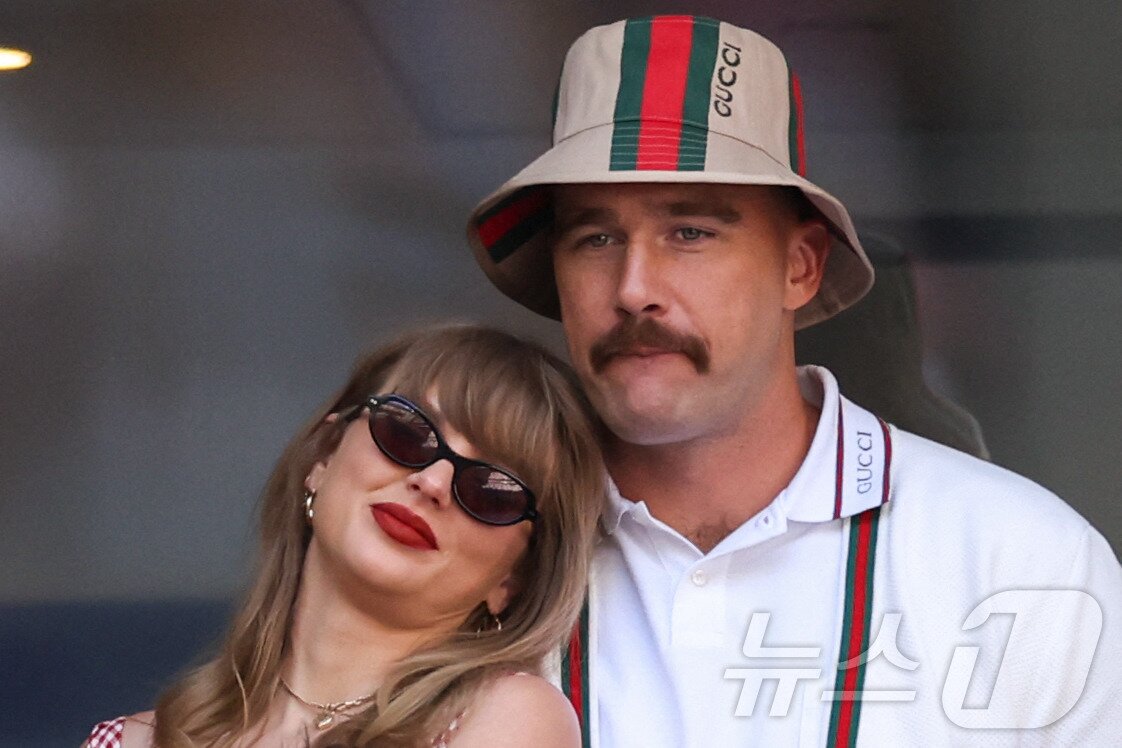 본문 이미지 - 지난 2024년 9월8일 테일러 스위프트와 미식축구 선수 트래비스 켈시가 뉴욕 USTA 빌리 진 킨 국립 테니스센터에서 열린 US 토너먼트 남자 결승전에 참석 하고 있다. ⓒ AFP=뉴스1