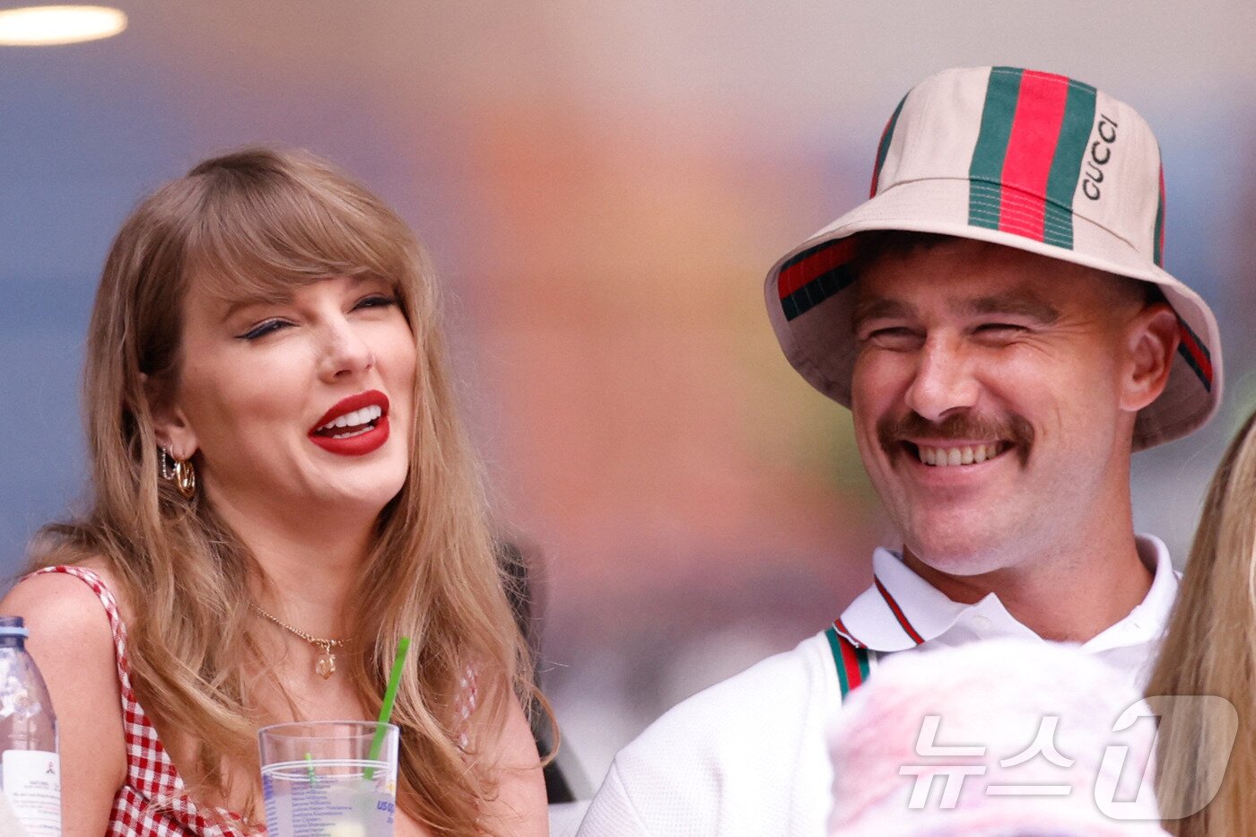 본문 이미지 - 지난 2024년 9월8일 테일러 스위프트와 미식축구 선수 트래비스 켈시가 뉴욕 USTA 빌리 진 킨 국립 테니스센터에서 열린 US 토너먼트 남자 결승전에 참석해 밝게 미소 짓고 있다. ⓒ AFP=뉴스1