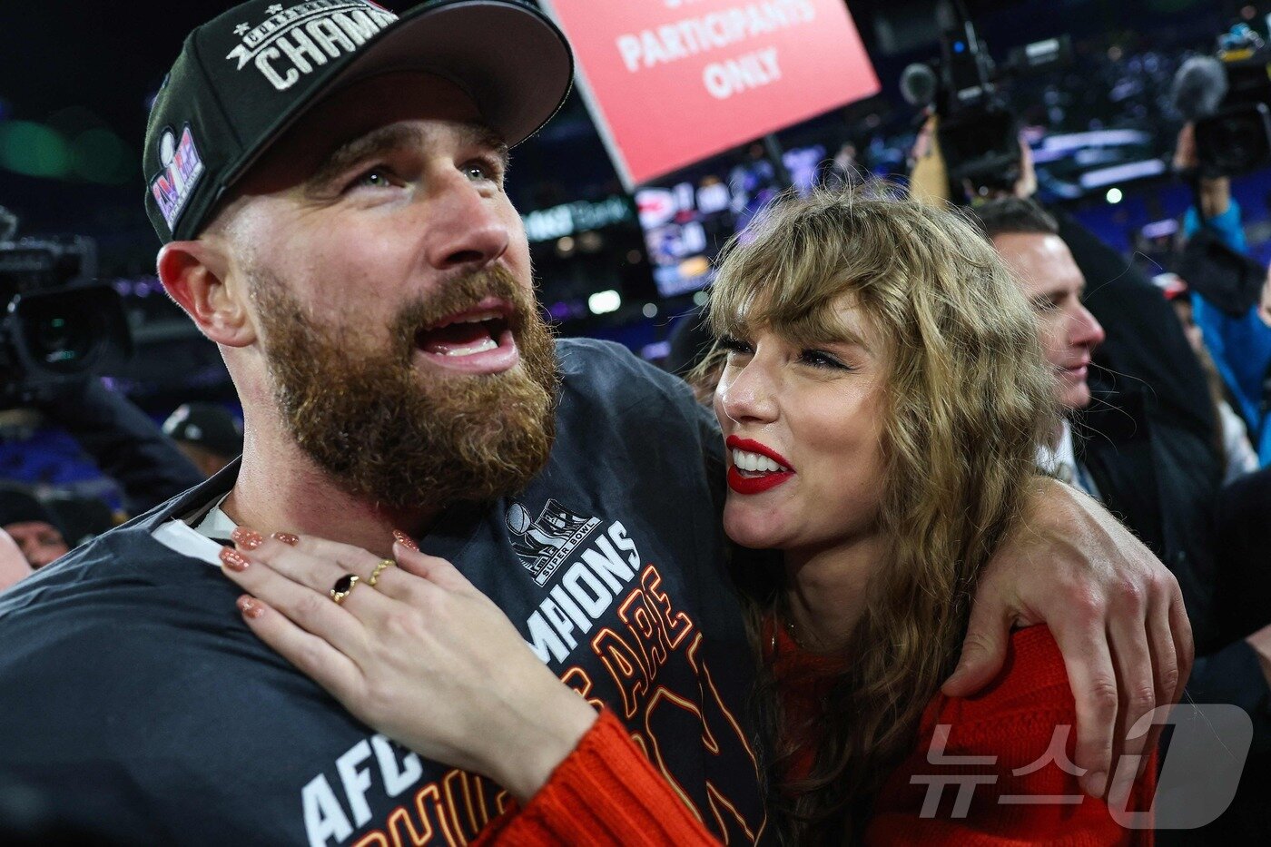 본문 이미지 - 지난 2024년 1월28일 미국 메릴랜드주 볼티모어 M&T 뱅크 스타디움에서 열린 AFC 챔피언십 경기에서 테일러 스위프트와 미식축구 선수 트래비스 켈시가 함께 승리를 기뻐 하고 있다.ⓒ AFP=뉴스1
