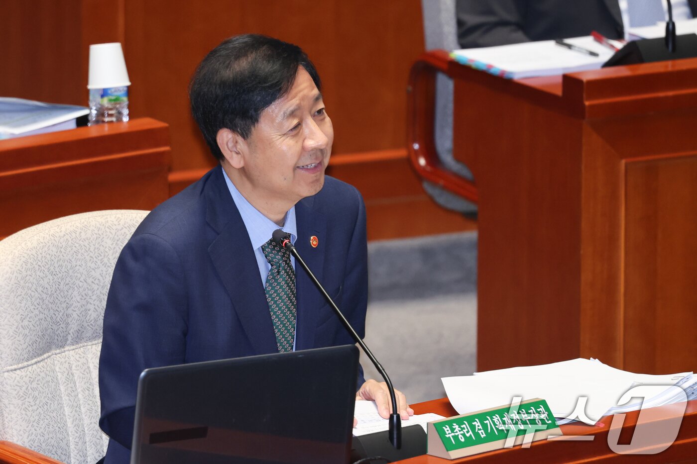 본문 이미지 - 구윤철 경제부총리 겸 기획재정부 장관이 27일 오전 서울 여의도 국회에서 열린 예산결산특별위원회 제428회국회&#40;임시회&#41; 제3차 전체회의에 출석해 경제부처 부별 심사 관련 의원 질의에 답하고 있다. 2025.8.27/뉴스1 ⓒ News1 안은나 기자