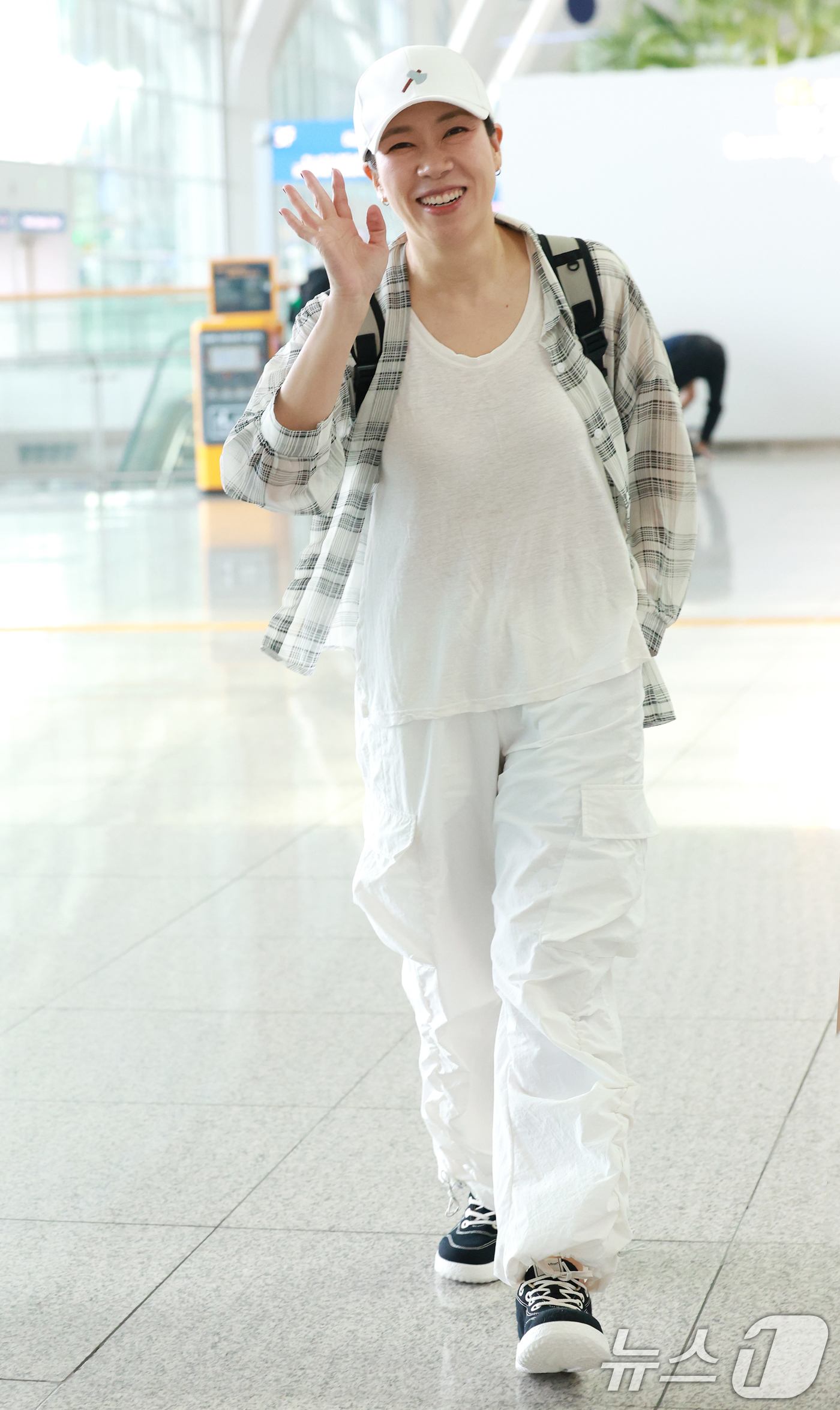 (인천공항=뉴스1) 권현진 기자 = 배우 염혜란이 베니스국제영화제 참석을 위해 27일 오전 인천국제공항에 도착해 출국장으로 이동하고 있다. 2025.8.27/뉴스1