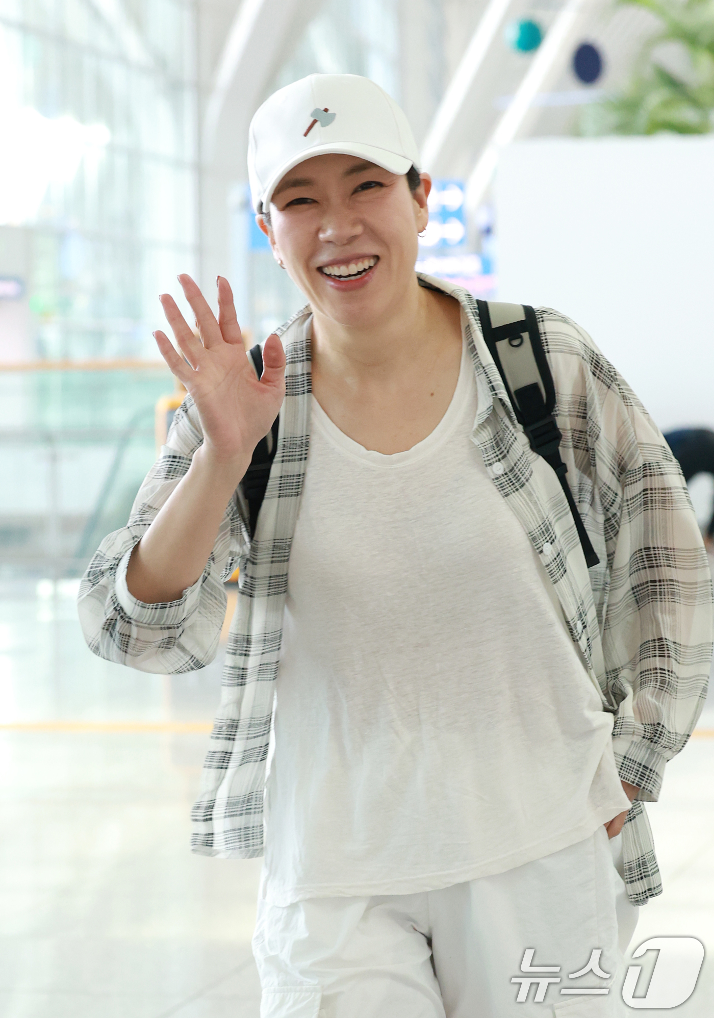 (인천공항=뉴스1) 권현진 기자 = 배우 염혜란이 베니스국제영화제 참석을 위해 27일 오전 인천국제공항에 도착해 출국장으로 이동하고 있다. 2025.8.27/뉴스1