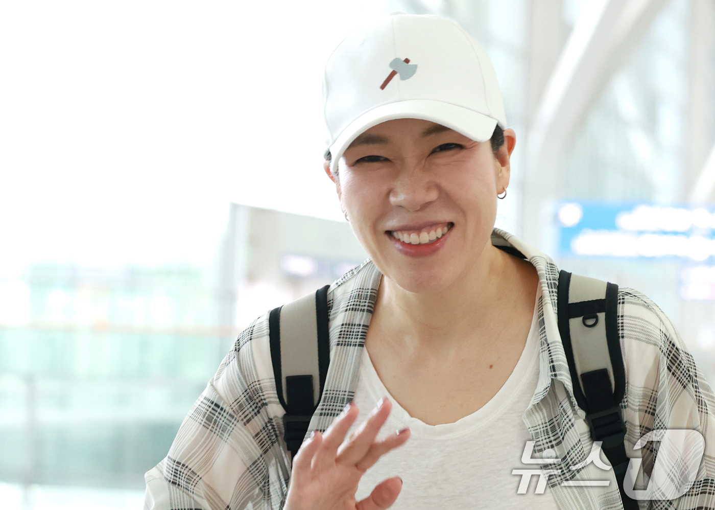 (인천공항=뉴스1) 권현진 기자 = 배우 염혜란이 베니스국제영화제 참석을 위해 27일 오전 인천국제공항에 도착해 출국장으로 이동하고 있다. 2025.8.27/뉴스1