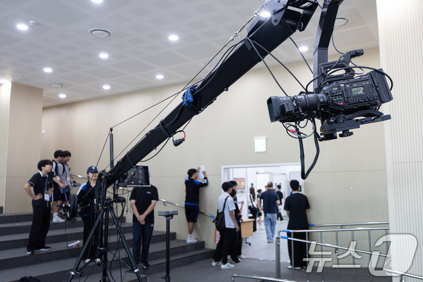 (고양=뉴스1) 이재명 기자 = 27일 경기도 고양시 일산동구 고양시청 백석별관에서 열린 고양 미래 진로박람회에서 경기영상과학고등학교 부스를 찾은 학생들이 영상장비 체험을 하고 있 …