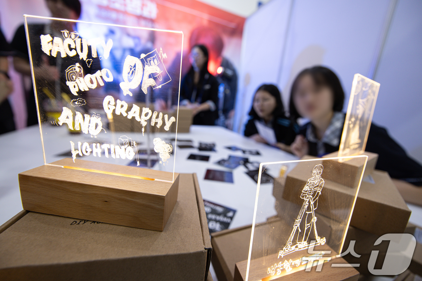 (고양=뉴스1) 이재명 기자 = 27일 경기도 고양시 일산동구 고양시청 백석별관에서 열린 고양 미래 진로박람회에서 경기영상과학고등학교 방송촬영조명과 부스를 찾은 학생들이 나만의 무 …