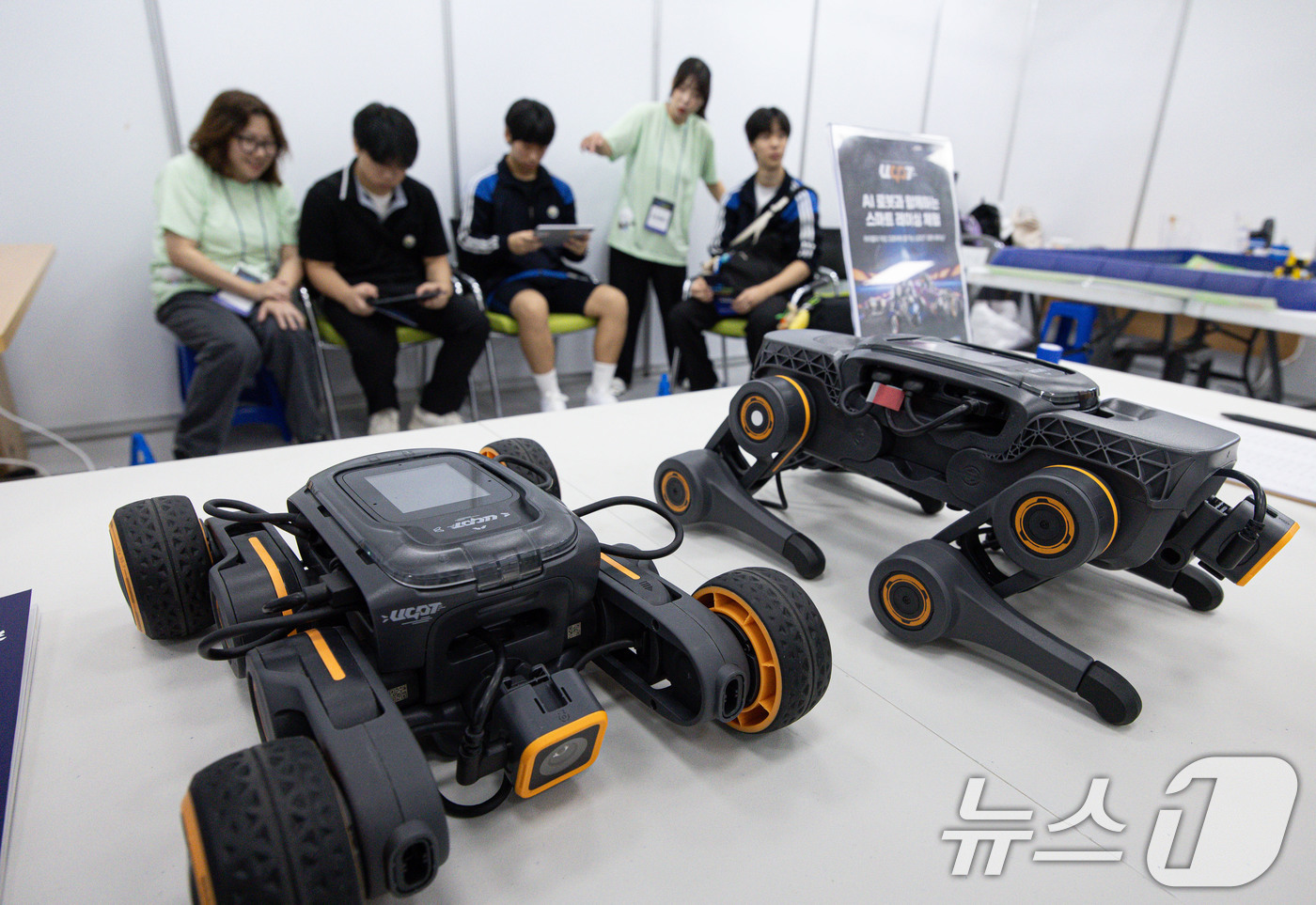 (고양=뉴스1) 이재명 기자 = 27일 경기도 고양시 일산동구 고양시청 백석별관에서 열린 고양 미래 진로박람회에서 동국대학교 부스를 찾은 학생들이 인공지능 로봇 체험을 하고 있다. …