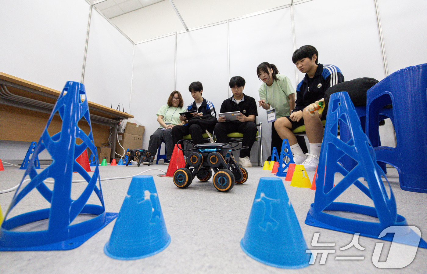 (고양=뉴스1) 이재명 기자 = 27일 경기도 고양시 일산동구 고양시청 백석별관에서 열린 고양 미래 진로박람회에서 동국대학교 부스를 찾은 학생들이 인공지능 로봇 체험을 하고 있다. …