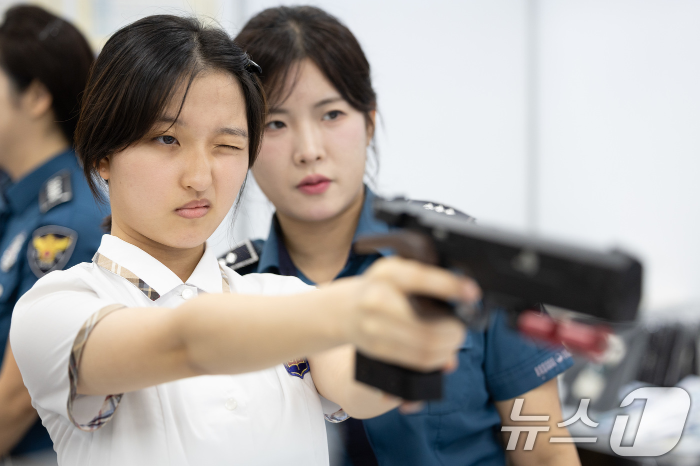 (고양=뉴스1) 이재명 기자 = 27일 경기도 고양시 일산동구 고양시청 백석별관에서 열린 고양 미래 진로박람회에서 일산서부경찰서 부스를 찾은 학생들이 사격 체험을 하고 있다. 20 …