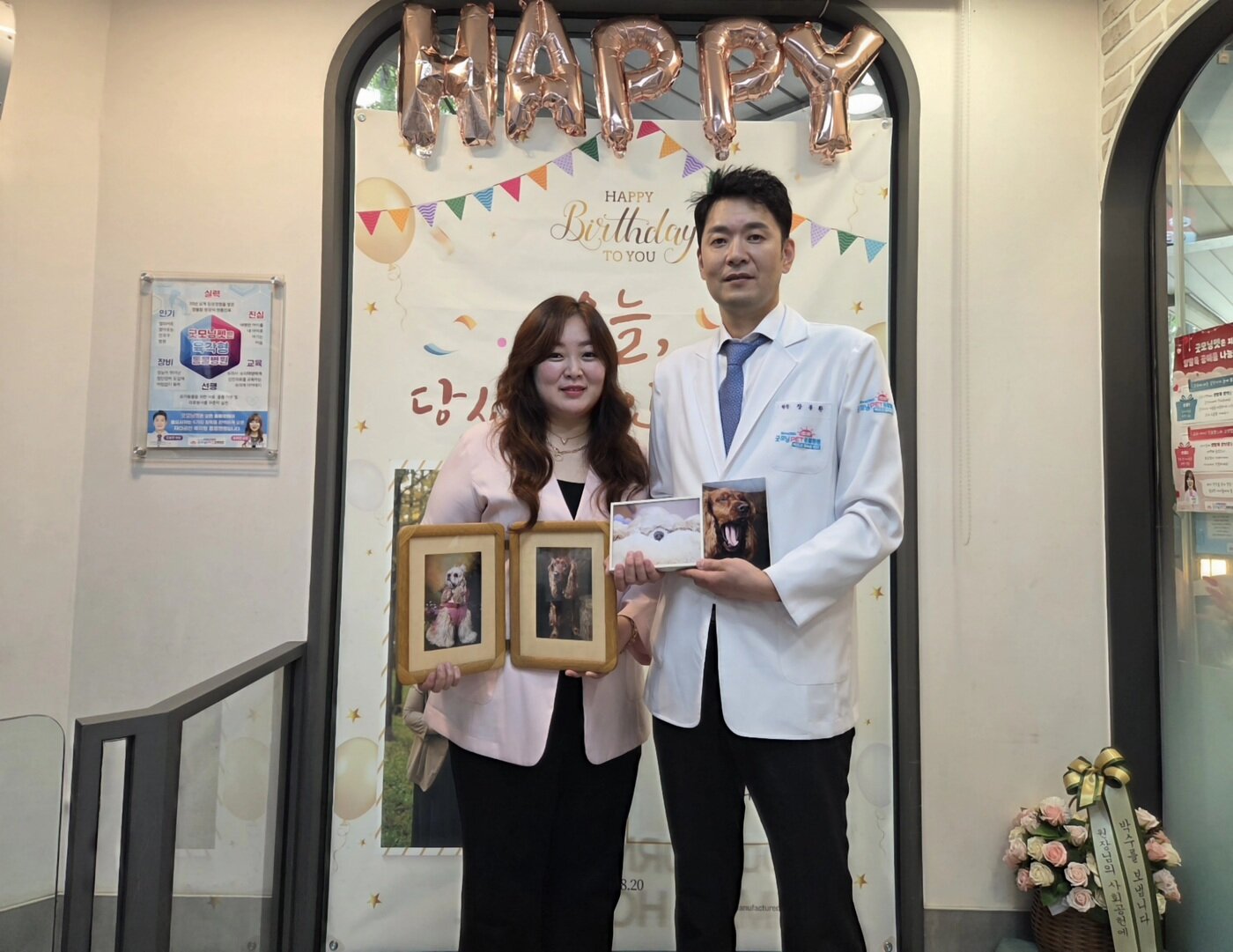 본문 이미지 - 굿모닝펫동물병원 장봉환 원장(오른쪽)과 유희진 실장이 무지개다리를 건넌 무아와 뚜아 사진을 들고 사진을 찍고 있다. ⓒ 뉴스1