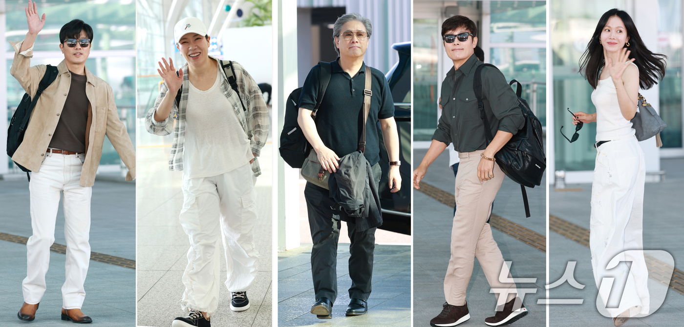 (인천공항=뉴스1) 권현진 기자 = 배우 박희순(왼쪽부터)과 염혜란, 박찬욱 감독, 이병헌, 손예진이 베니스국제영화제 참석을 위해 27일 오전 인천국제공항에 도착해 출국장으로 이동 …