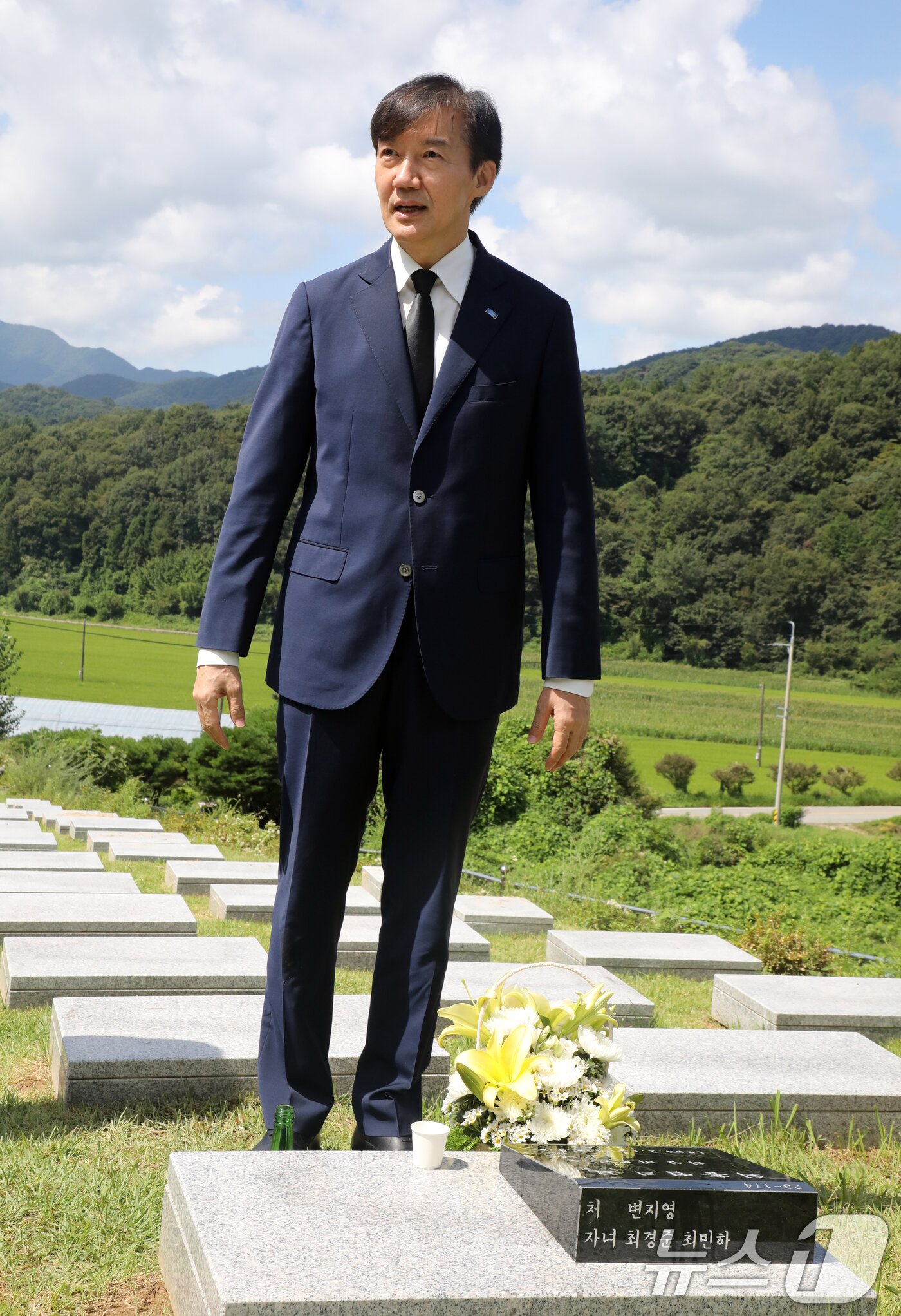 본문 이미지 - 조국 조국혁신당 혁신정책연구원장이 27일 전남 담양 천주교 묘역을 찾아 친구인 고(故) 최홍엽 광주환경운동연합 공동의장의 묘소에 참배하고 있다. 2025.8.27/뉴스1 ⓒ News1 이수민 기자