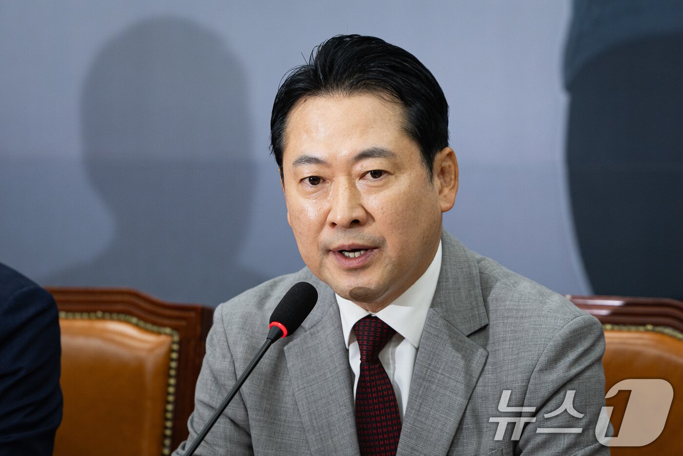 본문 이미지 - 장동혁 국민의힘 대표가 27일 서울 여의도 국회에서 열린 첫 최고위원회의에서 모두 발언을 하고 있다. 2025.8.27 ⓒ 뉴스1 유승관 기자