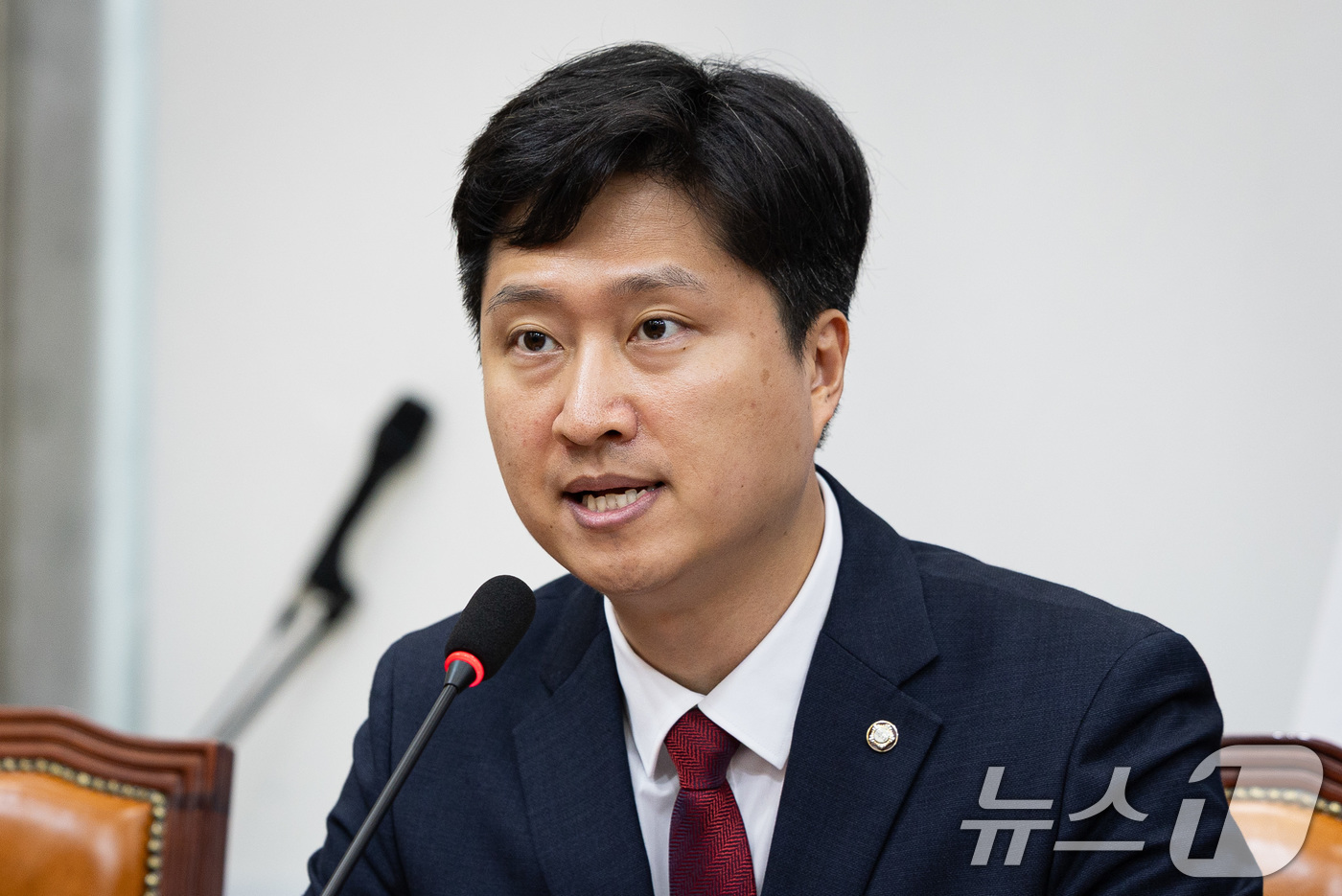 (서울=뉴스1) 유승관 기자 = 우재준 국민의힘 청년 최고위원이 27일 서울 여의도 국회에서 열린 첫 최고위원회의에서 모두 발언을 하고 있다. 2025.8.27/뉴스1