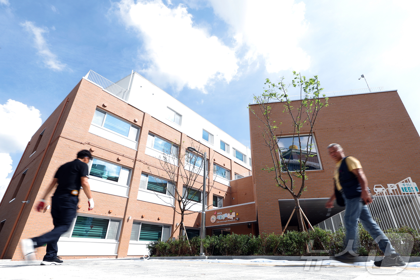 (서울=뉴스1) 박정호 기자 = 붕괴 사고 이후 7년 만에 새 건물로 탈바꿈해 2학기 운영에 들어간 27일 서울 동작구 상도동 공립단설 서울상도유치원 주위로 시공 관계자 등이 오가 …