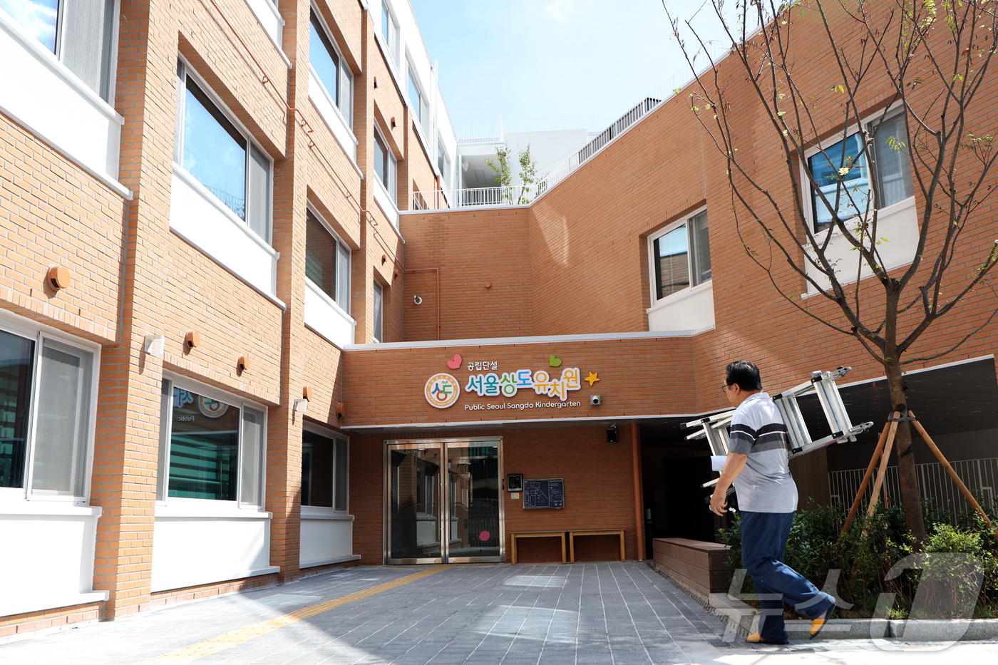 (서울=뉴스1) 박정호 기자 = 붕괴 사고 이후 7년 만에 새 건물로 탈바꿈해 2학기 운영에 들어간 27일 서울 동작구 상도동 공립단설 서울상도유치원 주위로 시공 관계자 등이 오가 …