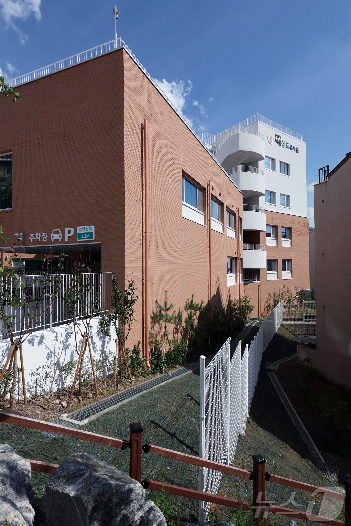 (서울=뉴스1) 박정호 기자 = 붕괴 사고 이후 7년 만에 새 건물로 탈바꿈해 2학기 운영에 들어간 27일 서울 동작구 상도동 공립단설 서울상도유치원이 깔끔한 모습을 보이고 있다. …