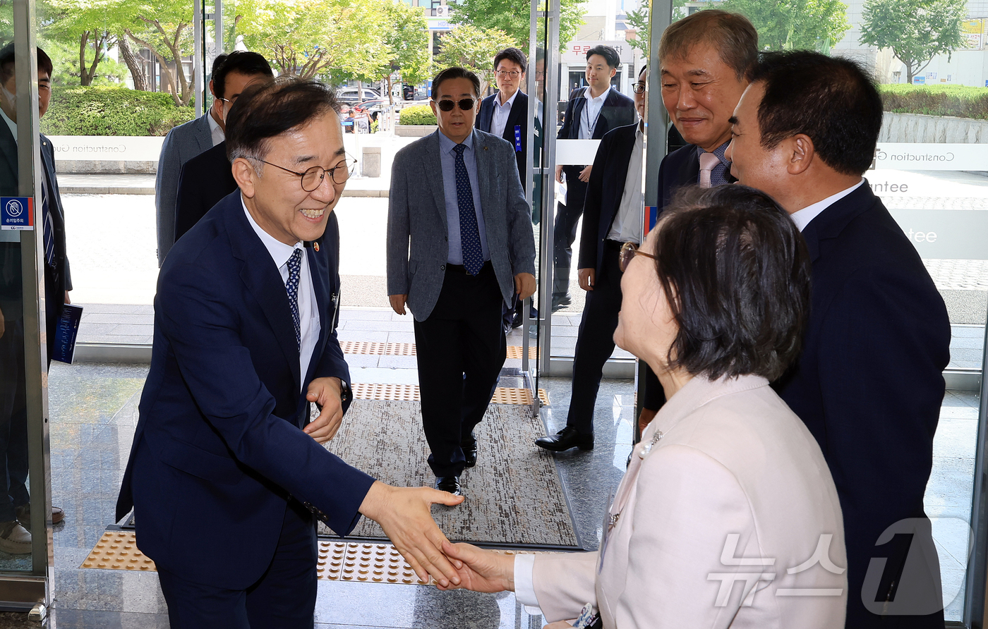 (서울=뉴스1) 김진환 기자 = 김윤덕 국토교통부 장관이 27일 서울 강남구 건설회관에서 열린 ‘2025 건설의날’ 기념식에 참석하고 있다. 2025.8.27/뉴스1