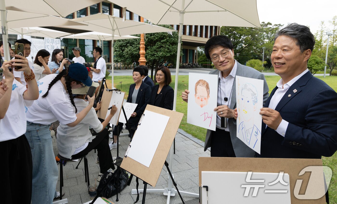 본문 이미지 - 박주민 국회 보건복지위원장이 27일 서울 여의도 국회 소통관 앞에서 열린 &#39;문신사법 의결 경축&#39; 타투이스트들의 캐리커처 행사에 참석해 캐리커처를 들고 있다. 2025.8.27/뉴스1 ⓒ News1 이승배 기자