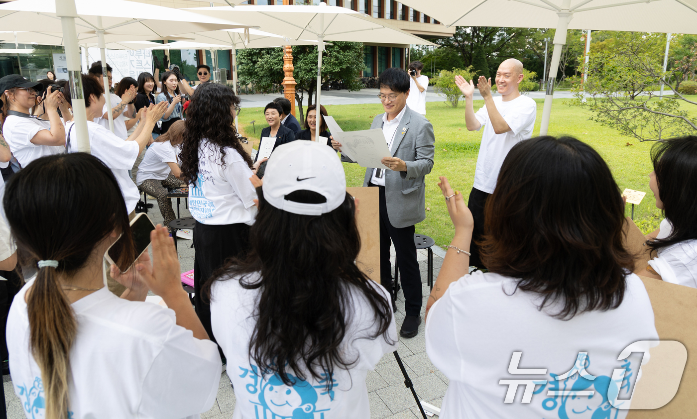 (서울=뉴스1) 이승배 기자 = 박주민 국회 보건복지위원장이 27일 서울 여의도 국회 소통관 앞에서 열린 '문신사법 의결 경축' 타투이스트들의 캐리커쳐 행사에 참석한 뒤 캐리커쳐를 …