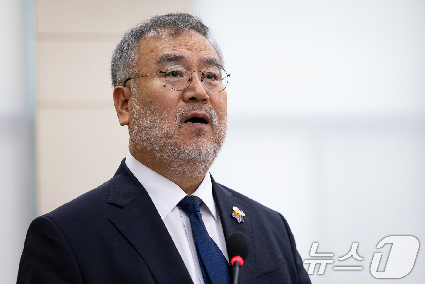 (서울=뉴스1) 유승관 기자 = 송기춘 10·29 이태원참사 진상규명과 재발방지를 위한 특별조사위원회 위원장이 27일 서울 여의도 국회에서 열린 제428회 국회(임시회) 행정안전위 …